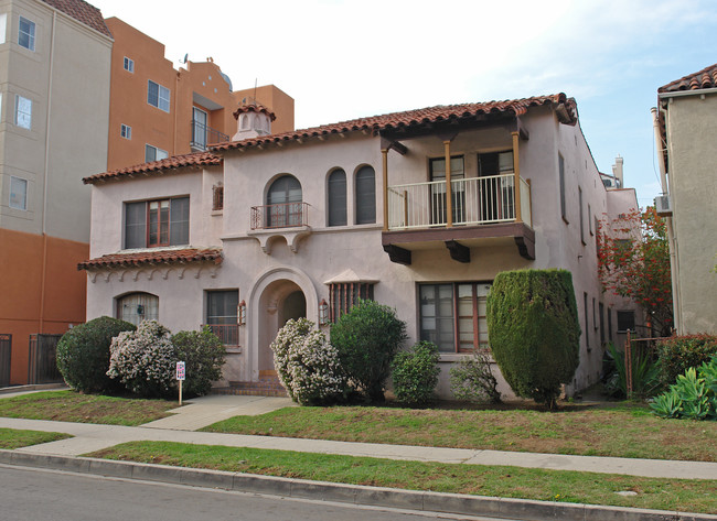 335 S Cloverdale Ave in Los Angeles, CA - Foto de edificio - Building Photo