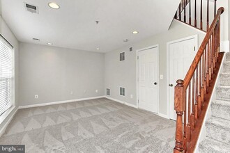 103 Cameron Pk Ct in Alexandria, VA - Foto de edificio - Building Photo