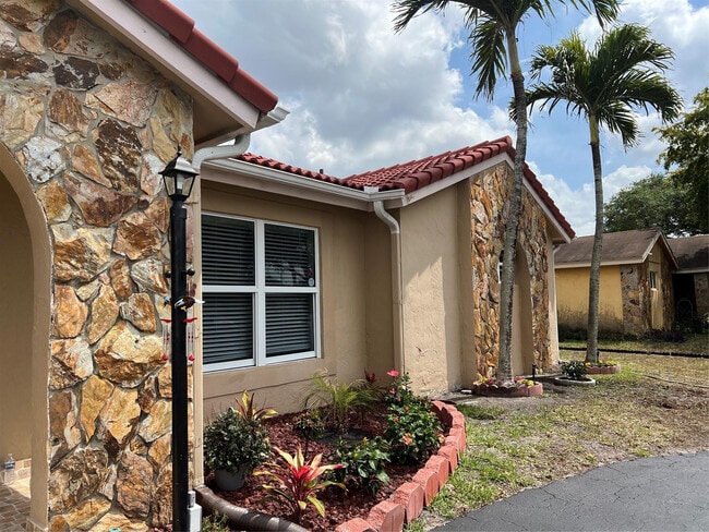 5020 SW 120th Ave in Cooper City, FL - Building Photo - Building Photo