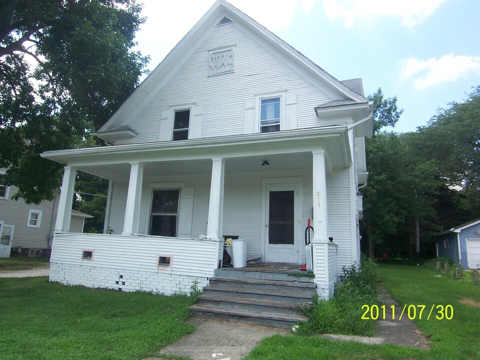 211 S Hyland Ave in Ames, IA - Building Photo