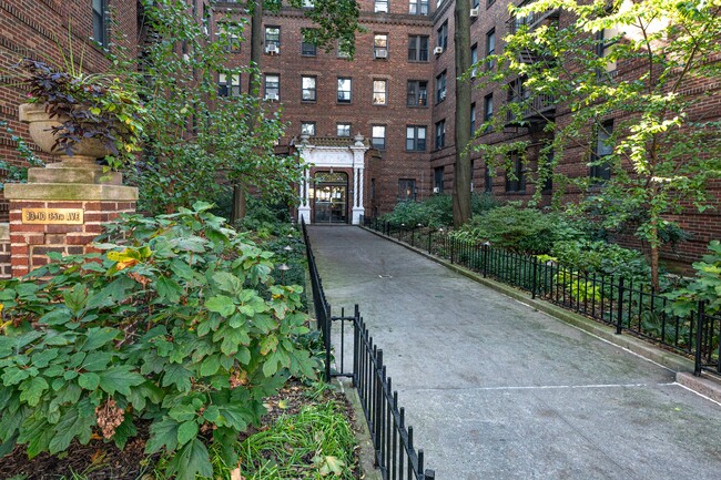 Fillmore Hall in Jackson Heights, NY - Foto de edificio - Building Photo