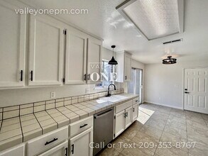 808 Tassajara Ct in Modesto, CA - Foto de edificio - Building Photo