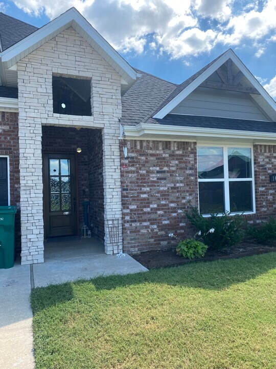 1411 Eureka Rd in Centerton, AR - Building Photo