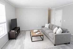 358 Parker Lake Dr in Oxford, MI - Building Photo