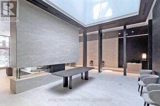 2221 Yonge St in Toronto, ON - Building Photo - Building Photo