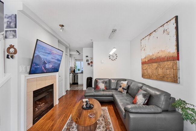 2106 Yew St in Vancouver, BC - Building Photo - Building Photo