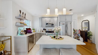111 W 8th St, Unit D in Boston, MA - Building Photo - Building Photo