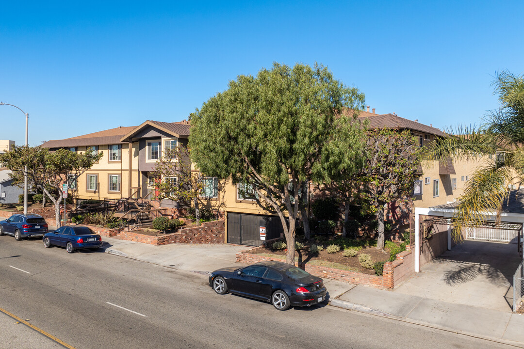 Piccadilly Manor in Lawndale, CA - Building Photo