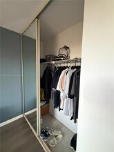 1717 Whitehall Dr in Davie, FL - Foto de edificio - Building Photo