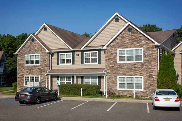 Fairfield Knolls At Sayville in Sayville, NY - Foto de edificio - Building Photo