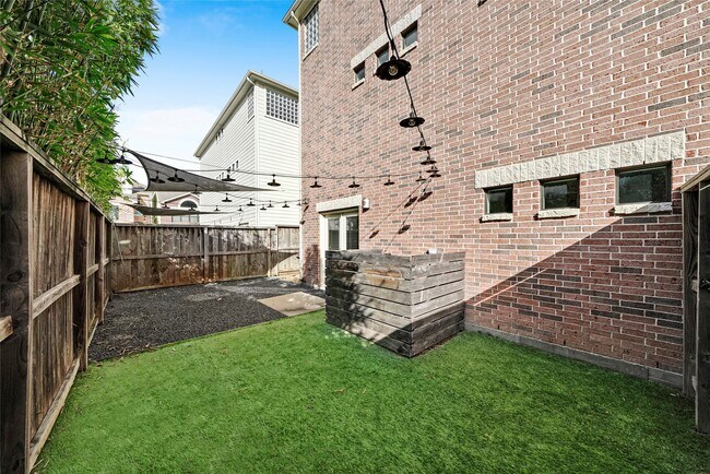 650 Westcross St in Houston, TX - Building Photo - Building Photo