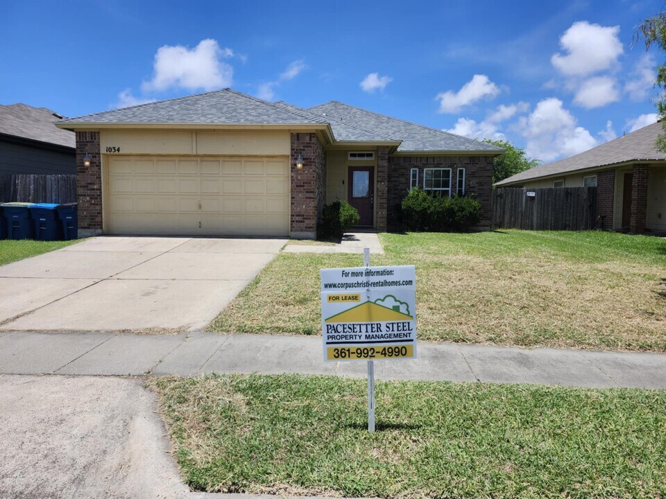 1034 Livermore St in Portland, TX - Building Photo