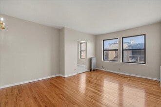1934 E 74th St in Chicago, IL - Building Photo - Building Photo