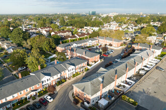 East Meadow Townhouses in East Meadow, NY - Building Photo - Building Photo