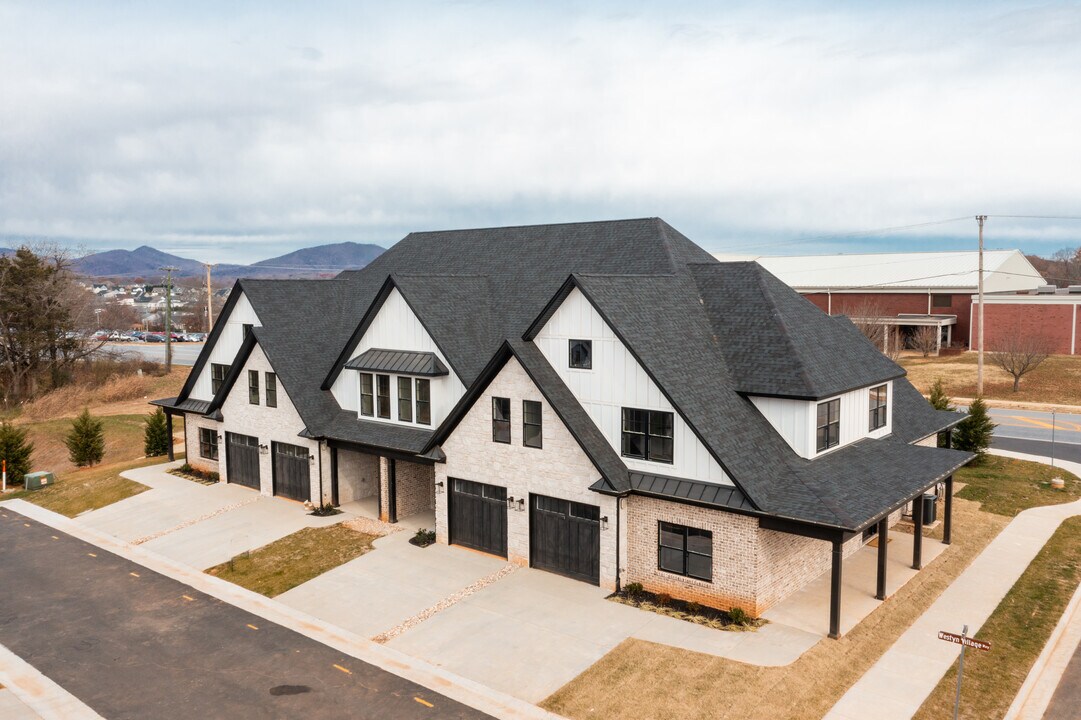 1014 Easton Ct in Forest, VA - Building Photo