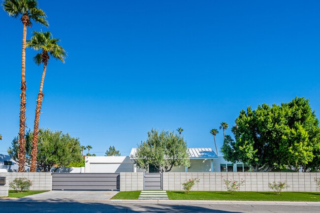 2748 E Via Escuela in Palm Springs, CA - Building Photo - Building Photo