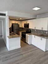 606 W 81st St, Unit Las Estrellas in Hialeah, FL - Building Photo