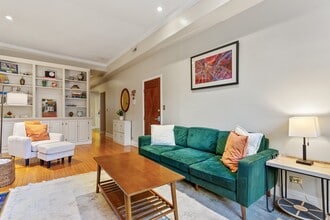 50 E Cedar St, Unit #2 in Chicago, IL - Building Photo - Building Photo