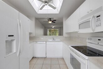 4640 Tower Hill Ln in Sarasota, FL - Building Photo - Building Photo