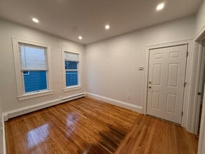 37 Oak St, Unit 2R in Somerville, MA - Foto de edificio - Building Photo