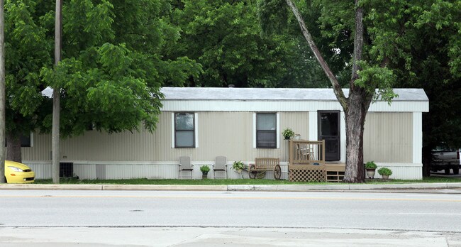 Brookville Mobile Home Park in Indianapolis, IN - Foto de edificio - Building Photo