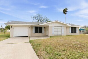 711 Cisneros St in Port Isabel, TX - Building Photo