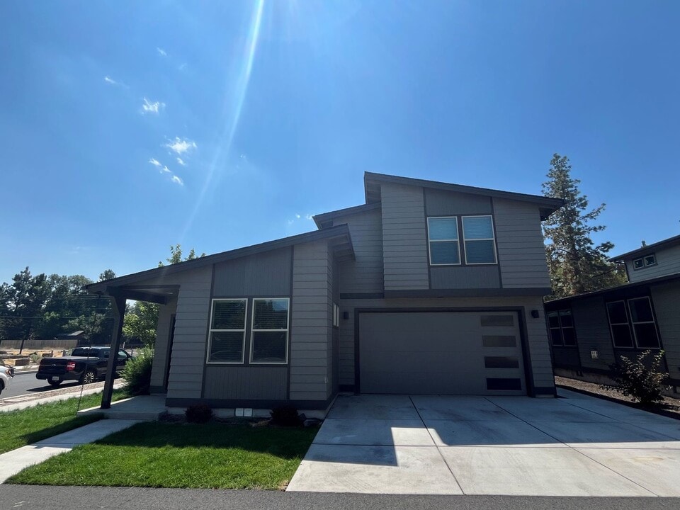 75 NE Cessna Dr in Bend, OR - Building Photo