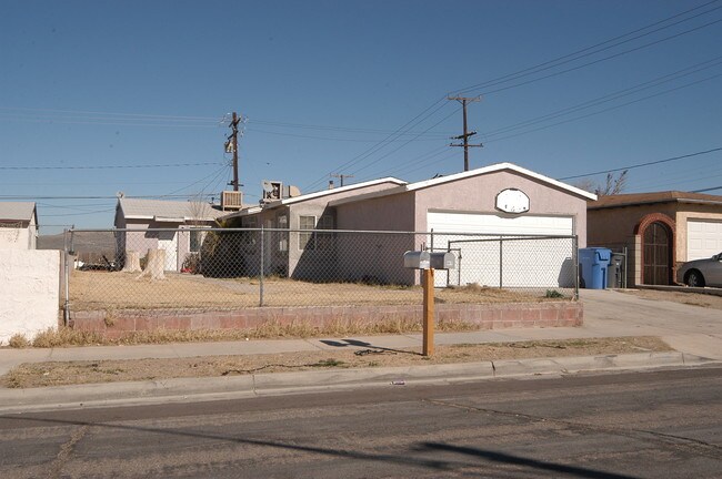 841-843 E Fredricks St in Barstow, CA - Building Photo - Building Photo