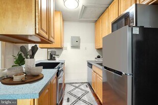 704 S Washington Square in Philadelphia, PA - Building Photo