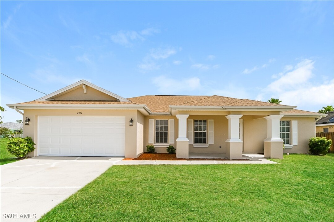 2321 NE 34th Ln in Cape Coral, FL - Foto de edificio