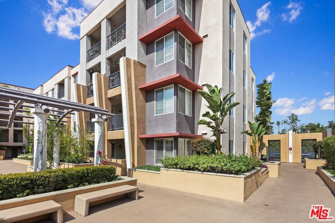 360 W Ave 26 in Los Angeles, CA - Building Photo