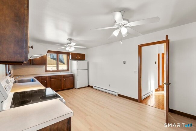 16 Harold Ave, Unit 2 in Greenwich, CT - Foto de edificio - Building Photo