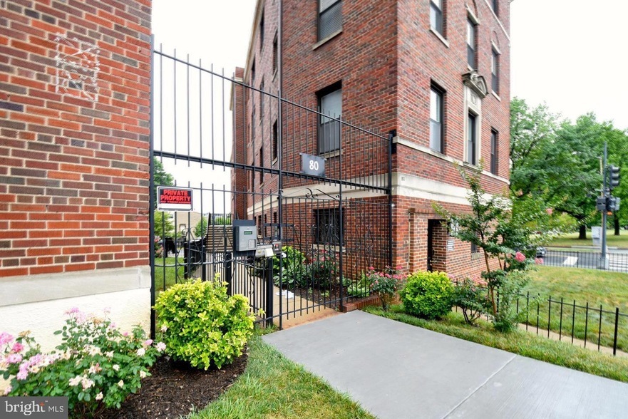 80 New York Ave NW, Unit 301 in Washington, DC - Foto de edificio