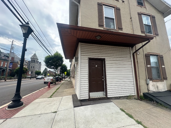 1 W Main St in Macungie, PA - Building Photo - Building Photo