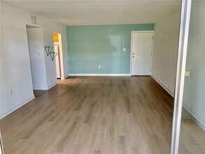 21267 Gertrude Ave, Unit 114 in Port Charlotte, FL - Foto de edificio - Building Photo