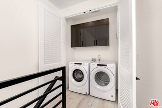 15328 Weddington St in Los Angeles, CA - Building Photo - Building Photo