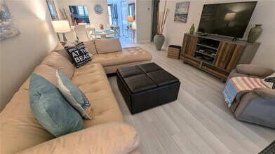 1624 Stickney Point Rd in Sarasota, FL - Building Photo - Building Photo