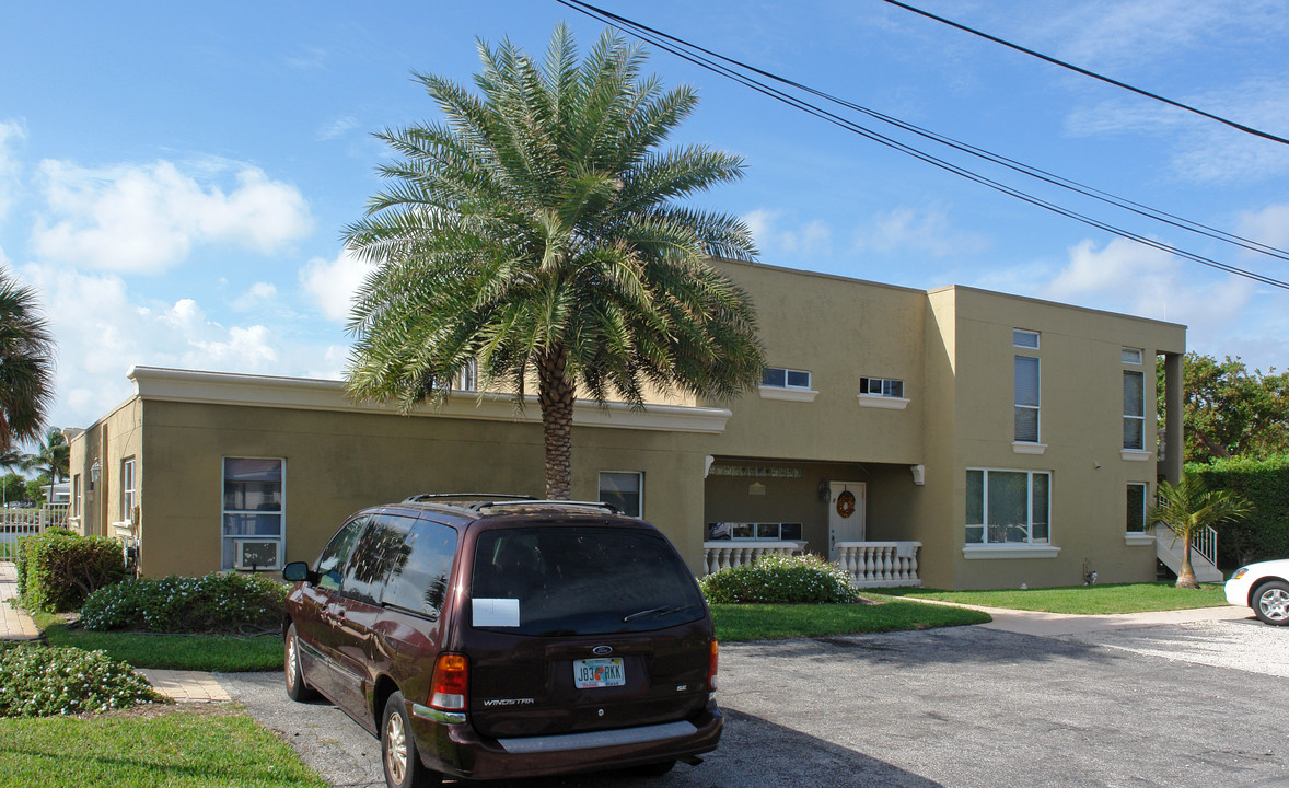 1717 N Riverside Dr in Pompano Beach, FL - Building Photo