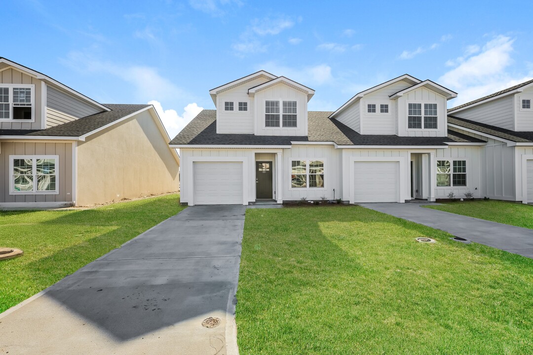 1017 Walker Point Way in Brunswick, GA - Building Photo