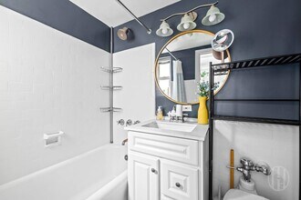 321 E 43rd St in New York, NY - Foto de edificio - Building Photo