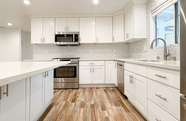 345 N Florence St in Burbank, CA - Building Photo - Building Photo