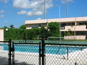 420 NE 18th Ave in Homestead, FL - Foto de edificio - Building Photo