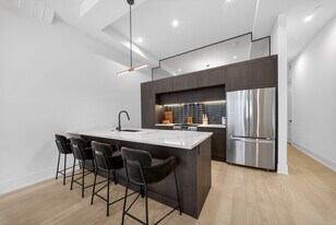 318 W Grand Ave in Chicago, IL - Building Photo