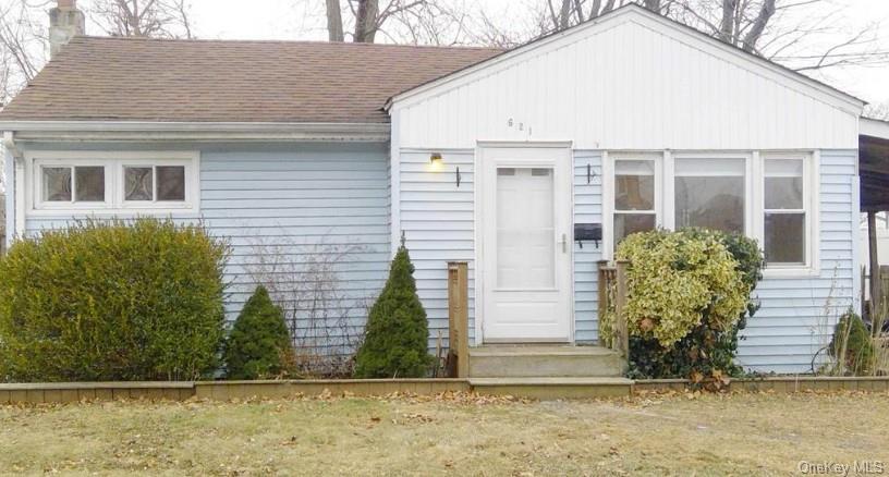 621 N Indiana Ave in Lindenhurst, NY - Building Photo