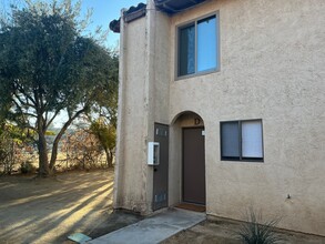 4504 Tierra Verde St-Unit -Unit D in Bakersfield, CA - Building Photo - Building Photo