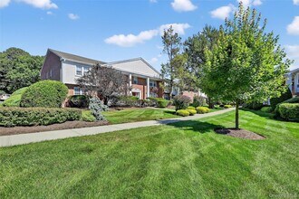 16 Roundtree Cir in Orangetown, NY - Building Photo - Building Photo