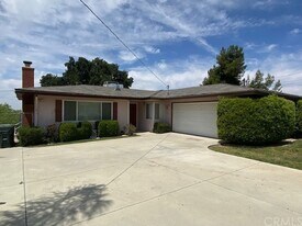 33540 Washington Dr in Yucaipa, CA - Building Photo