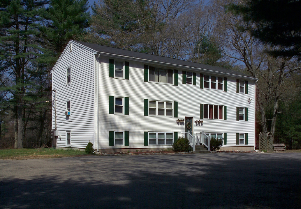 19 Hill St in Norton, MA - Foto de edificio