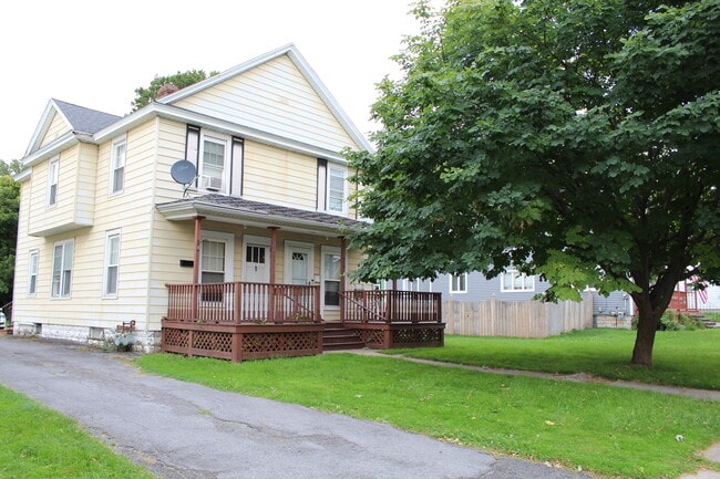 436 Cross St, Unit #438 in Watertown, NY - Foto de edificio - Building Photo