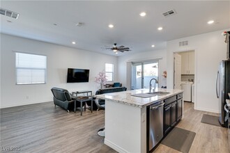 209 Coltrane Cyn Ave in Henderson, NV - Foto de edificio - Building Photo